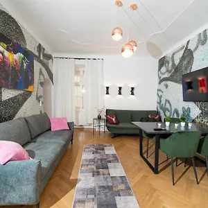 Stephansdom I Netflix I Self Check In Apartment Vienna